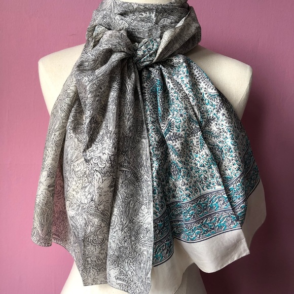 Beautiful Vintage blue&white silk scarf - Picture 6 of 11